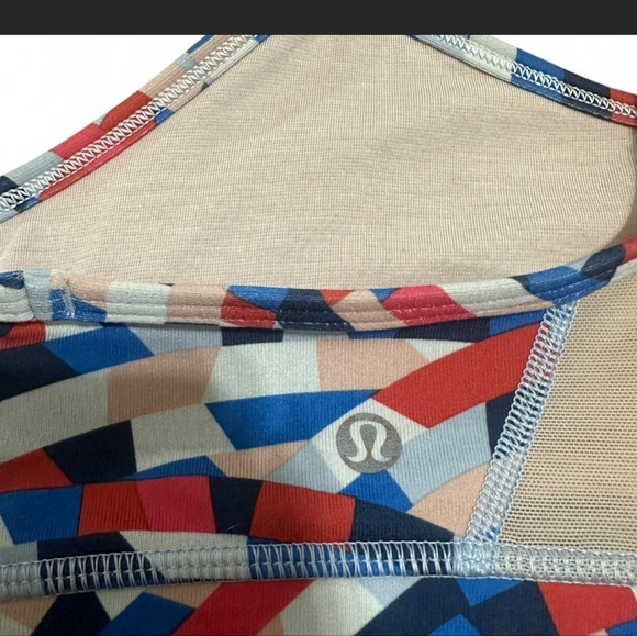 Lululemon Abstract Pattern Racerback Wireless Sports Bra Size 8 Pre Owned - Picture 3 of 4